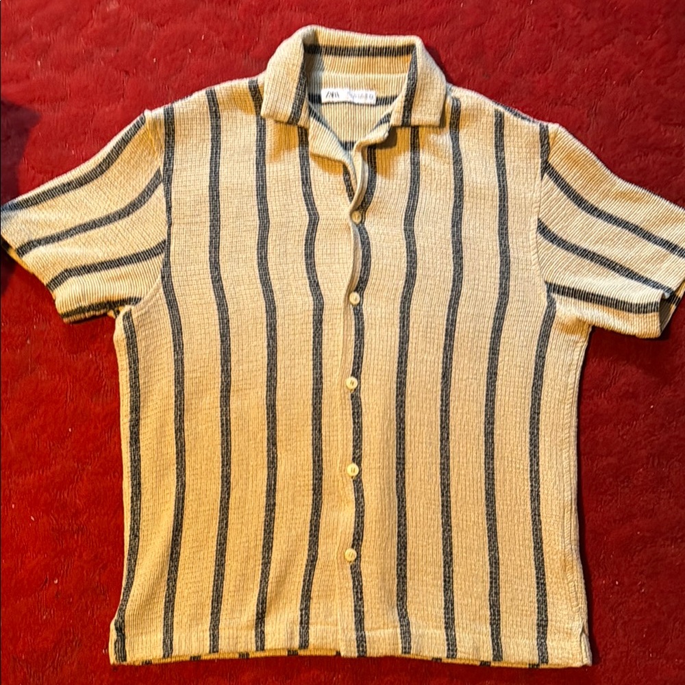 Fit shirt made of cotton blend fabric. Spread collar and short sleeves.